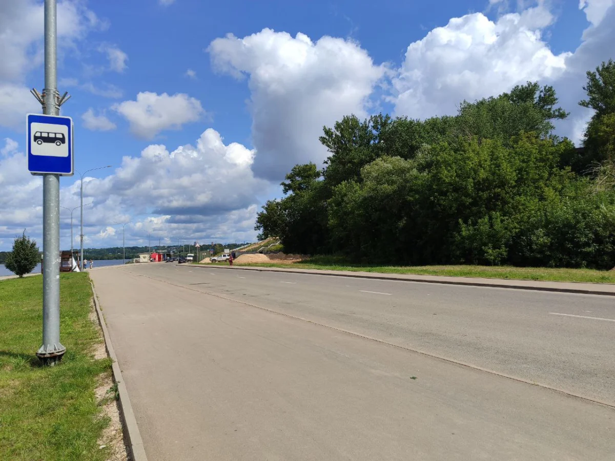 Сегодня от остановки на набережной остался лишь дорожный знак.