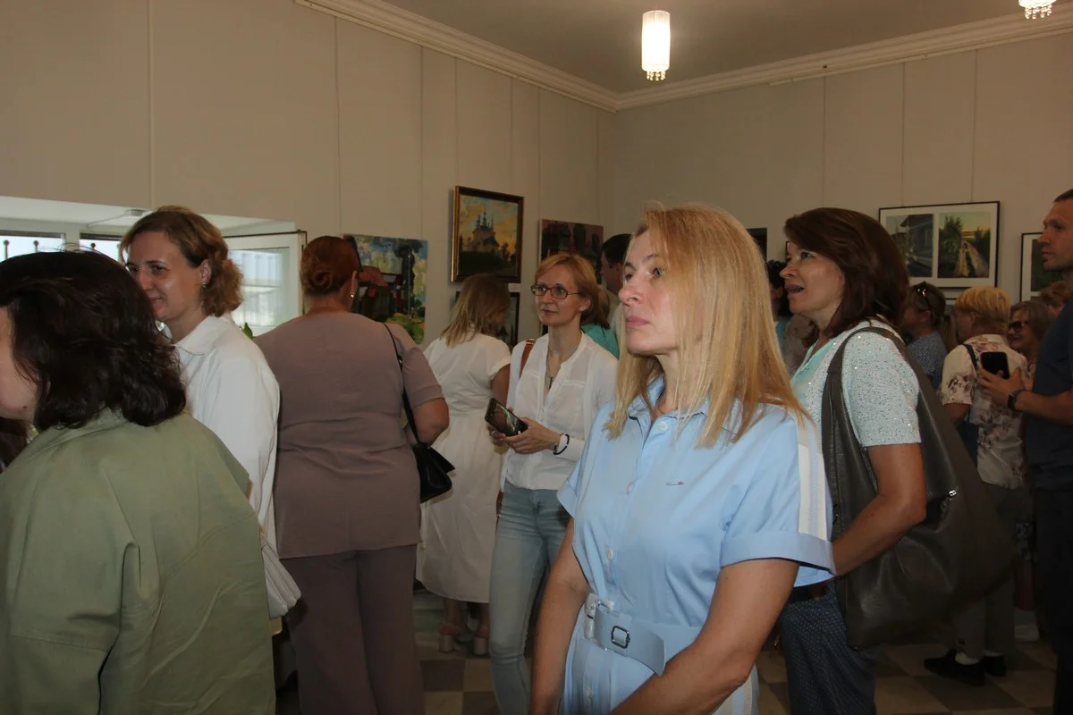 На вернисаже в зеле было не протолкнуться.