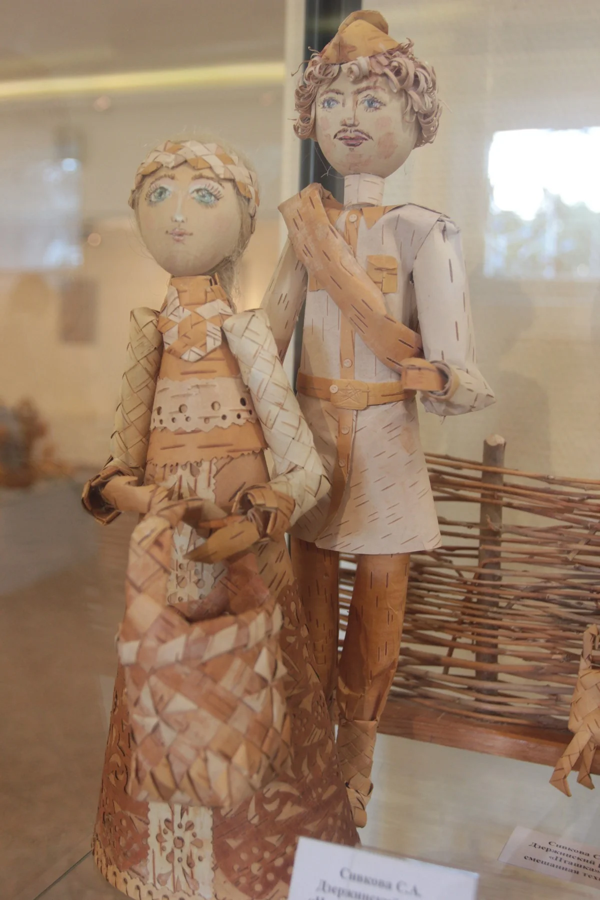 «На позицию девушка провожала бойца». Работа из бересты Светланы Сивковой (Дзержинский район).