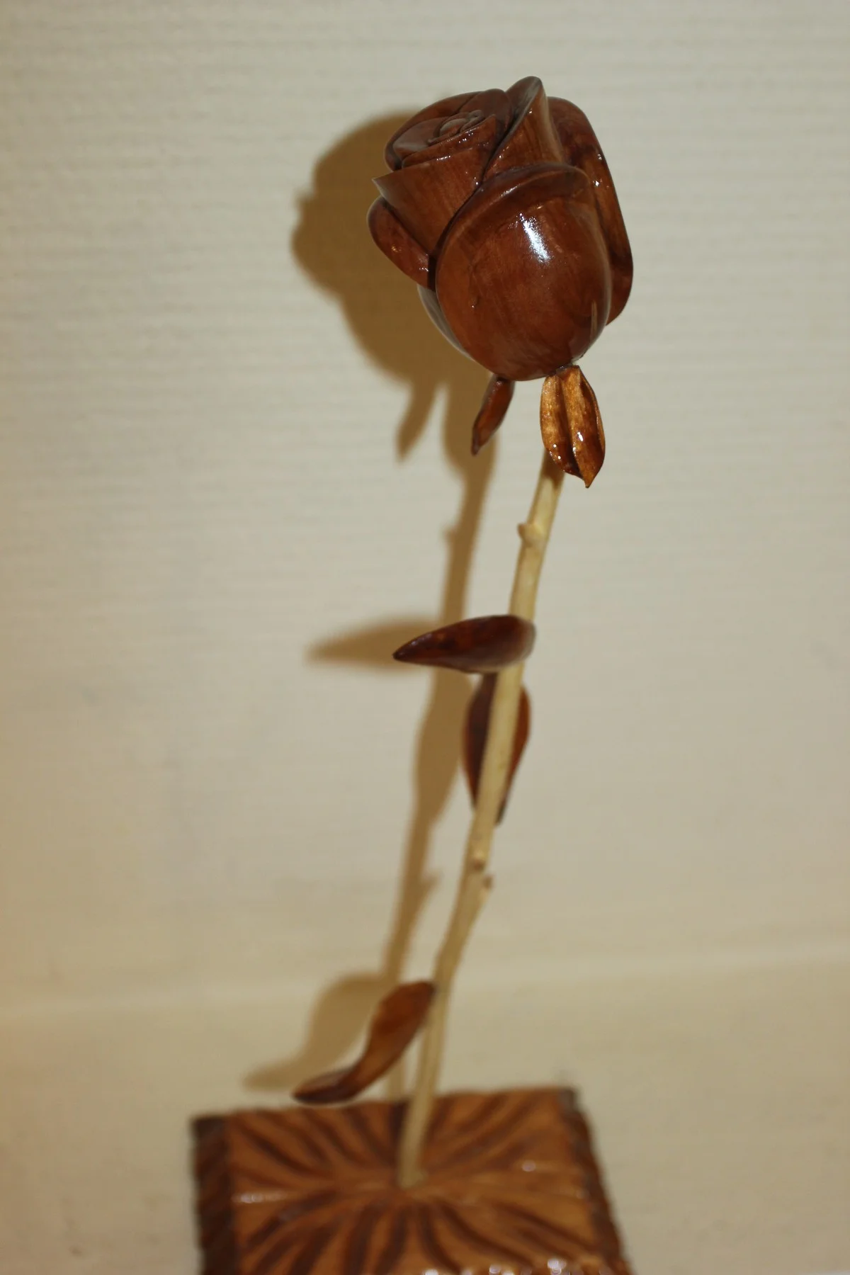 С. Капустин (Спас-Деменский район) «Роза», резьба по дереву.