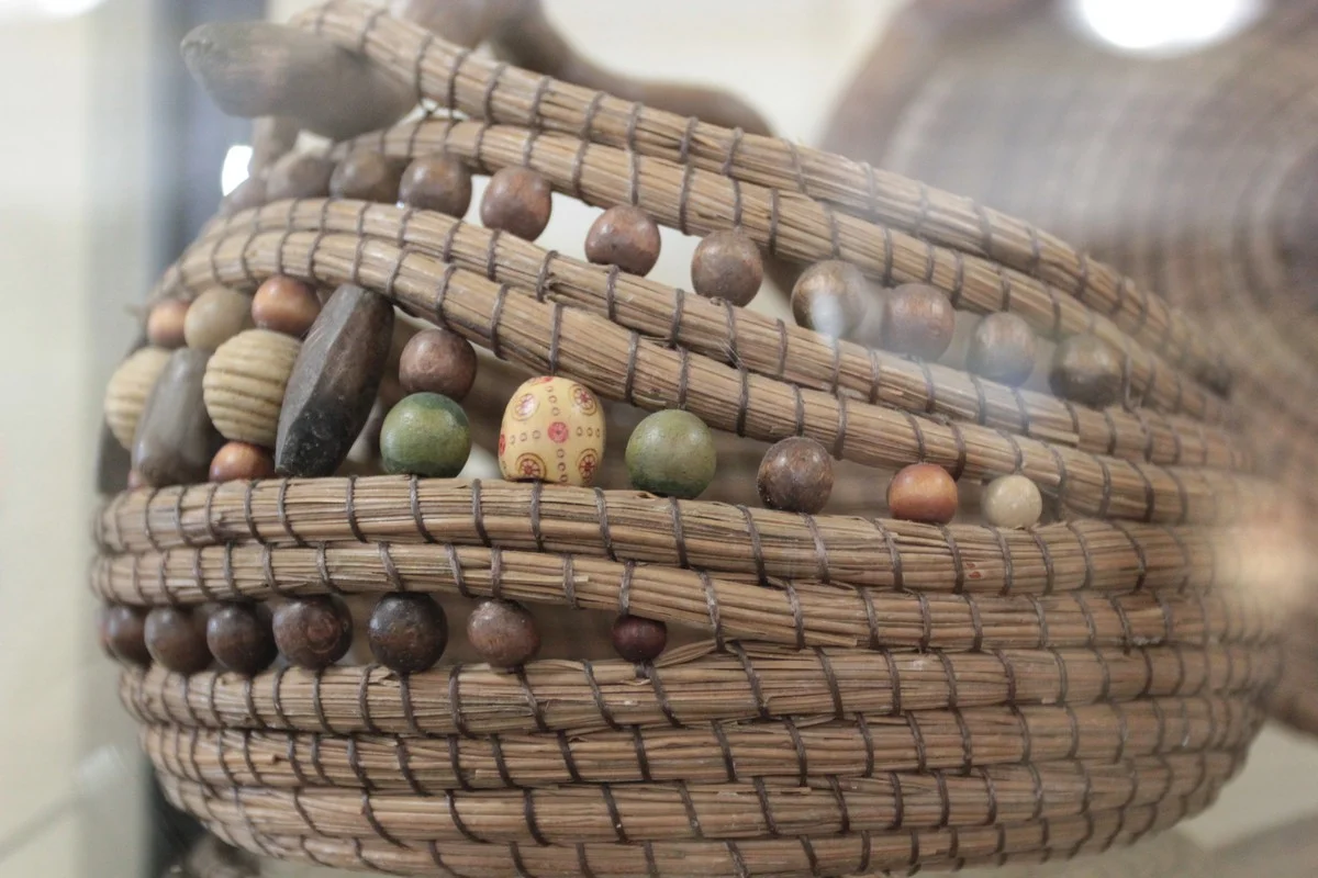 М. Зарклюка из Кировского района хвойные иголки превращает в посуду.