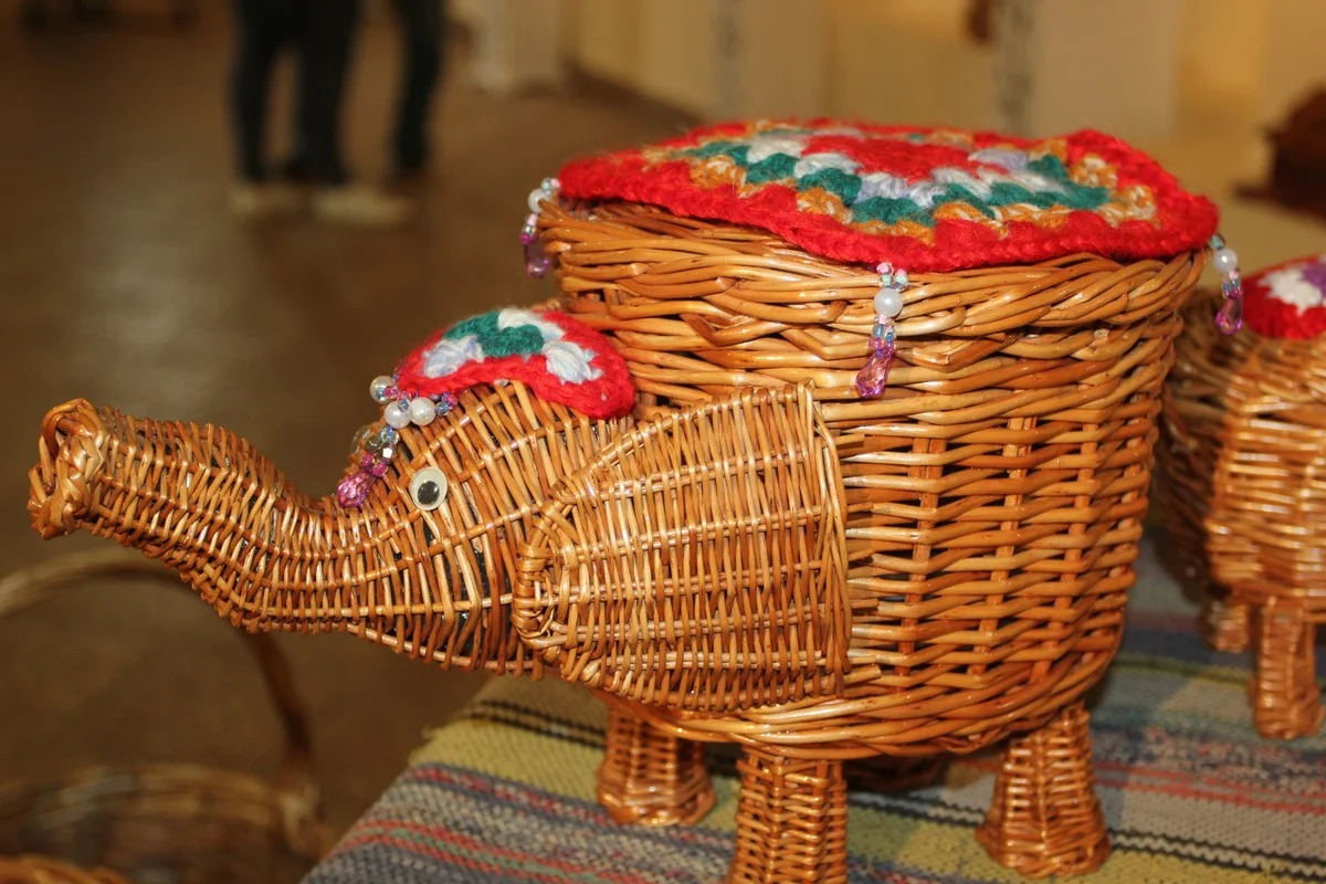 Слоники из лозы – это шкатулка. Сделал ее калужский мастер В. Симаков.