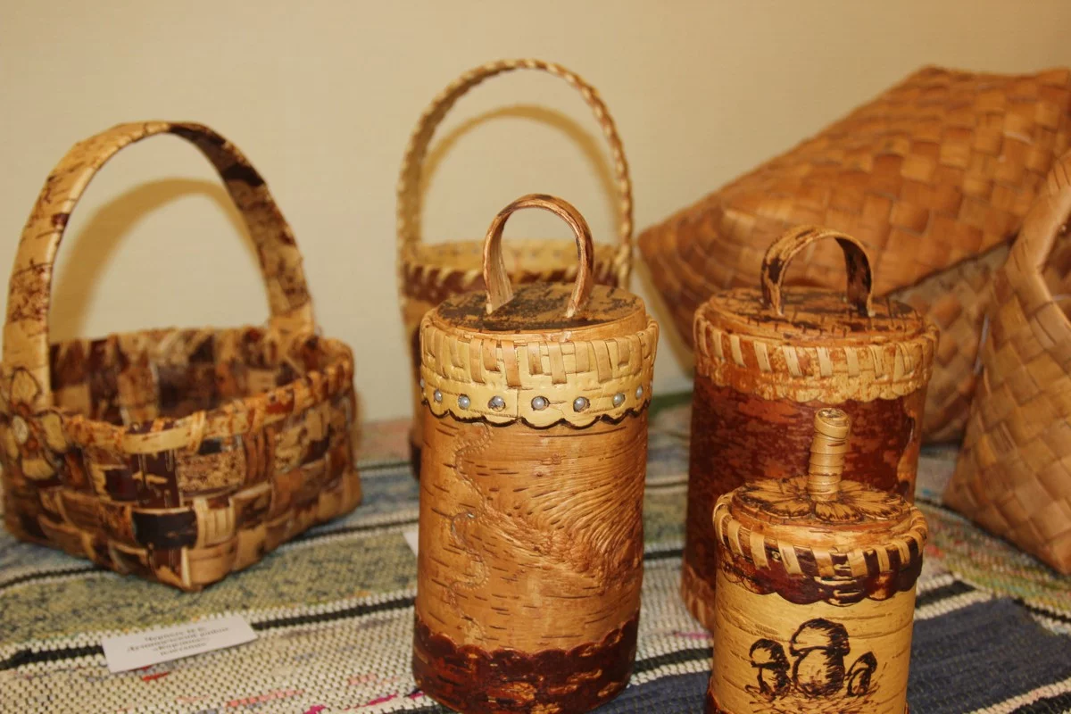 Туески из бересты – работа Н. Черных из Думиничского района.  