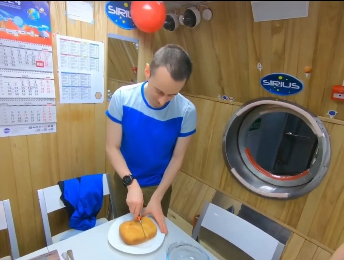 Свежий хлеб - счастье для экипажа.