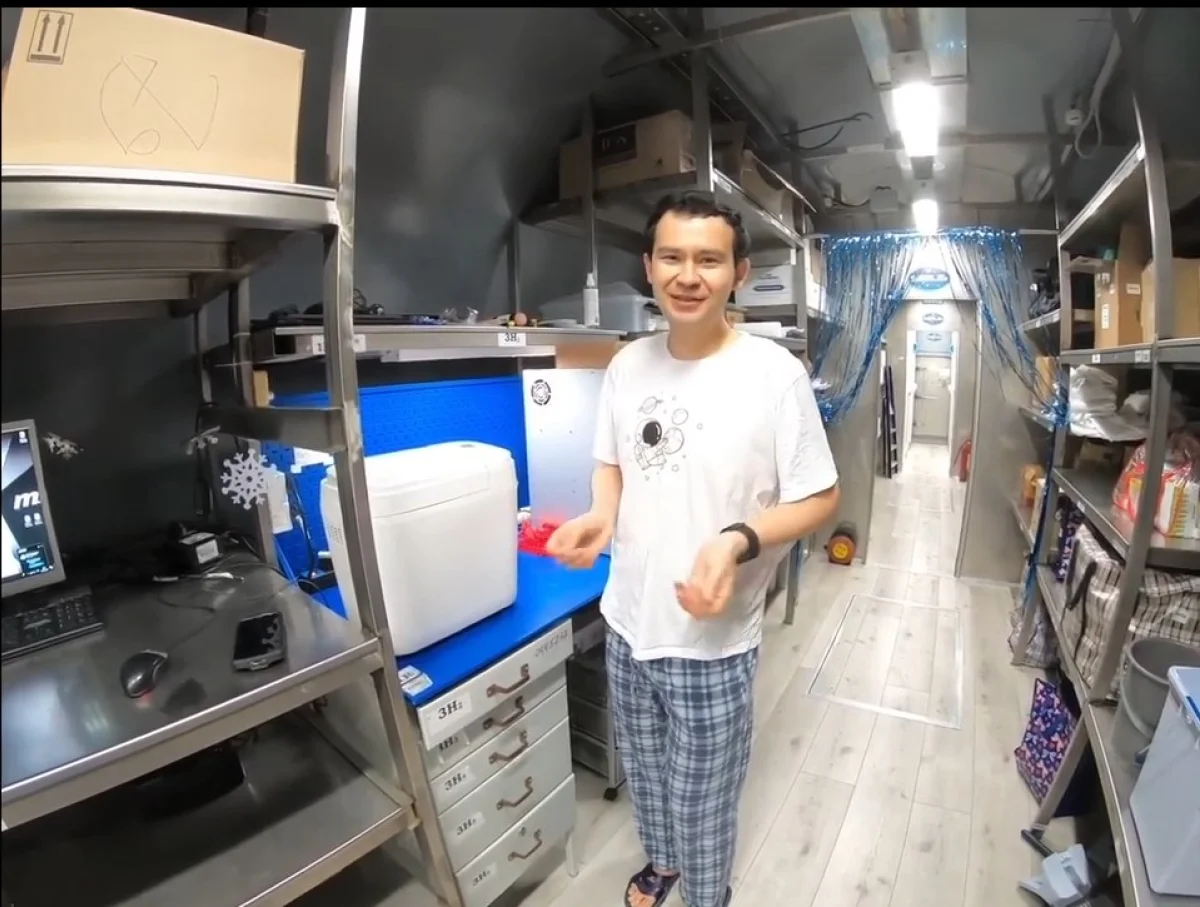 Участник эксперимента Рустам зарипов возле хлебопечки.