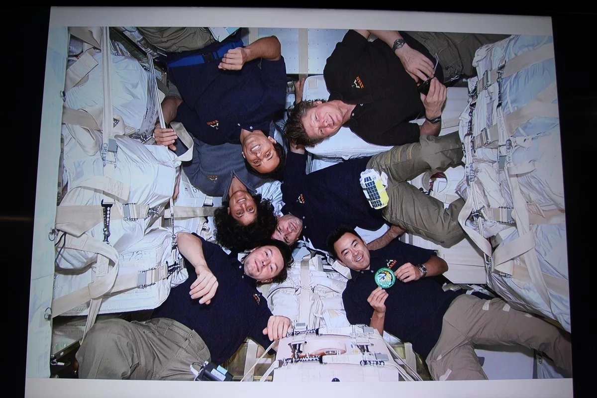 Постельное белье упаковывается в такие мешки, которые потом помещают в грузовой корабль.   