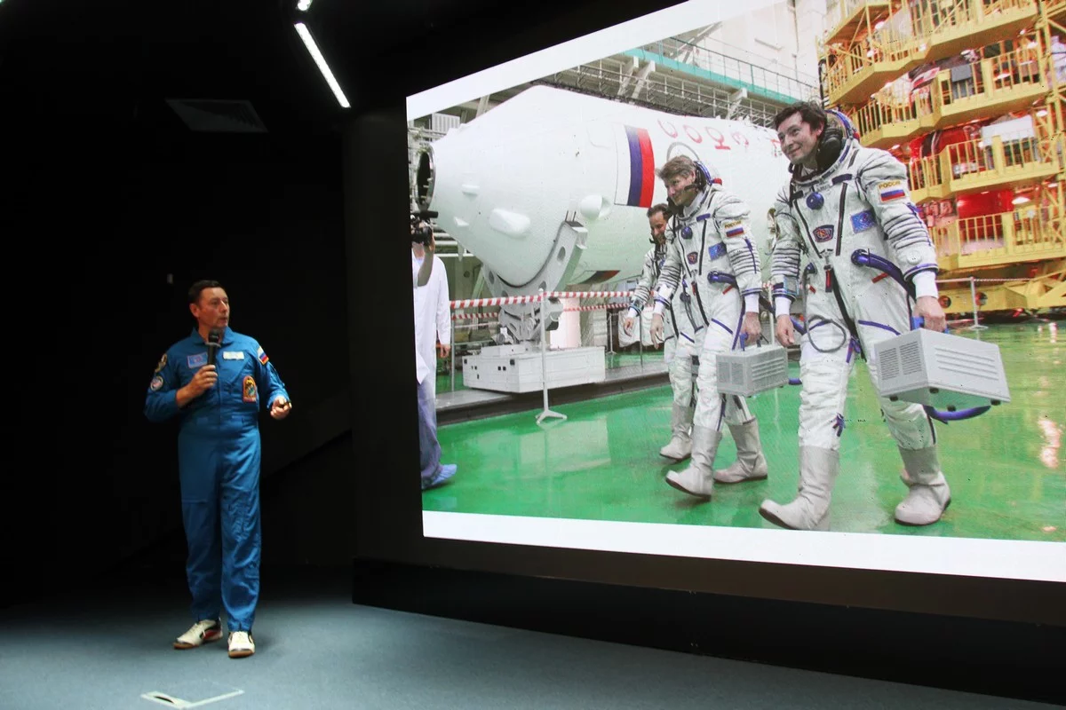 Многих интересует, что в чемоданчиках, которые держат в руках космонавты. Сергей Ревин говорит, что там находятся вентиляторы. 