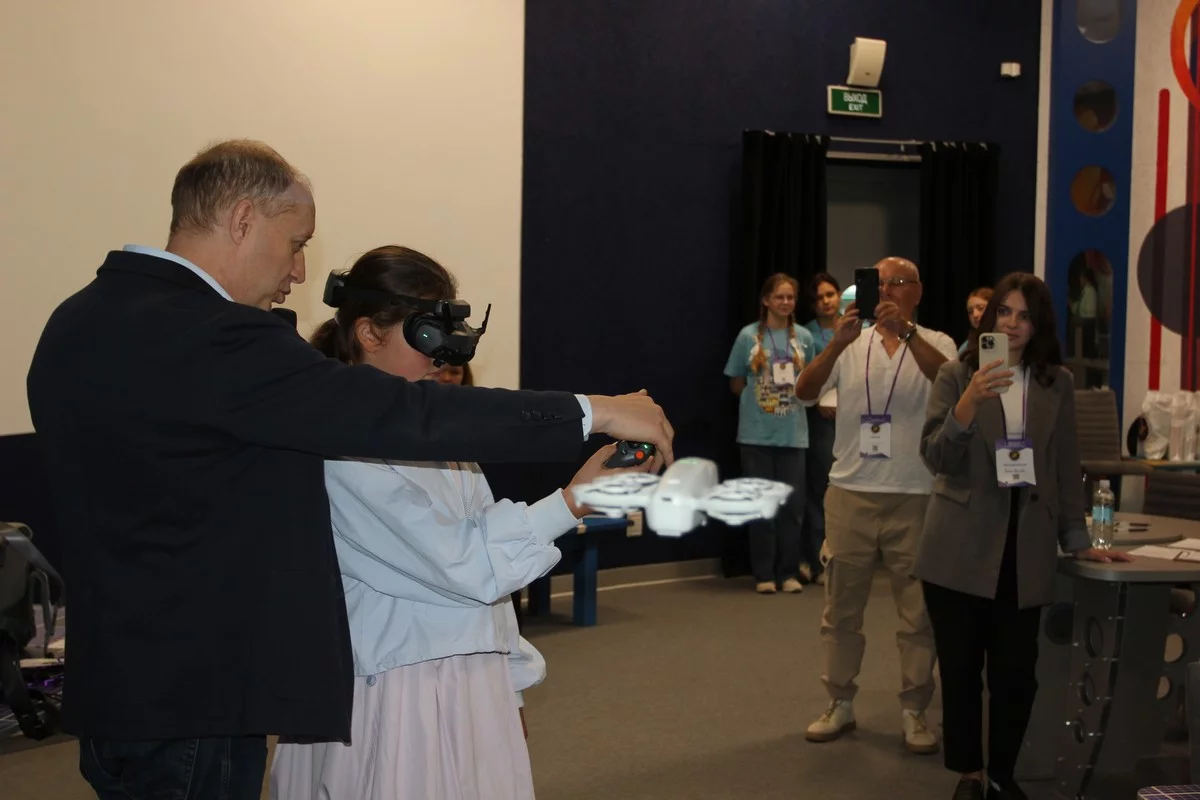 Когда стали запцускать дрон, зрители схватилсь за телефоны.