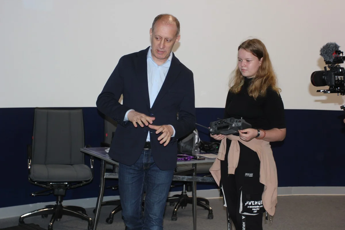 Управляют им с помощью джойстика.