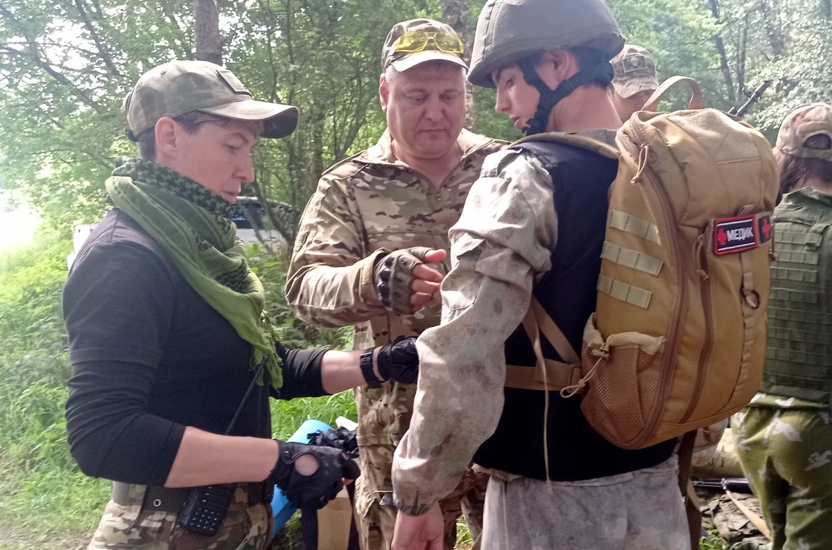 Командир Анна и инструктор Владимир проверяют экипировку медика.