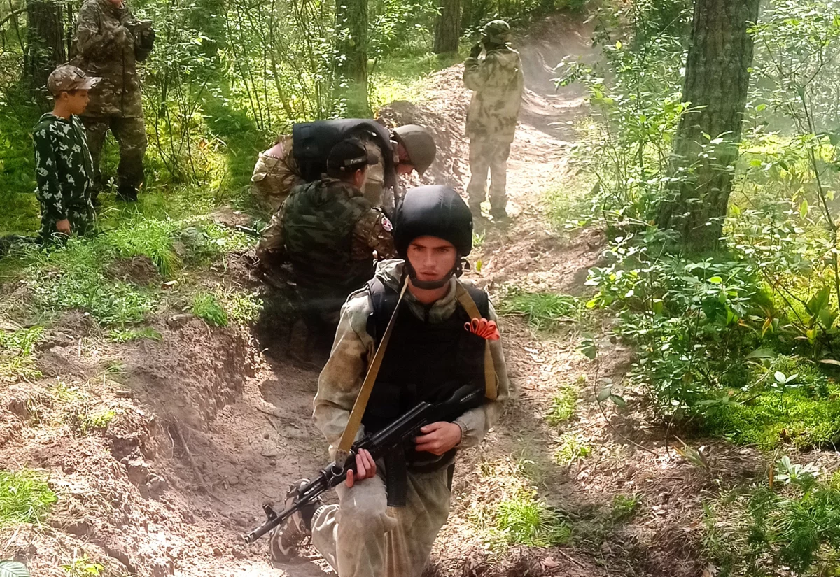 Стрелки прикрывают действия медика.