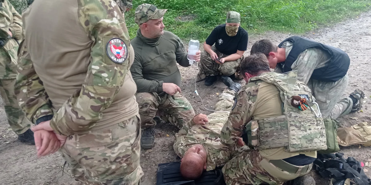 Обработка раны в лагере: здесь безопасно.