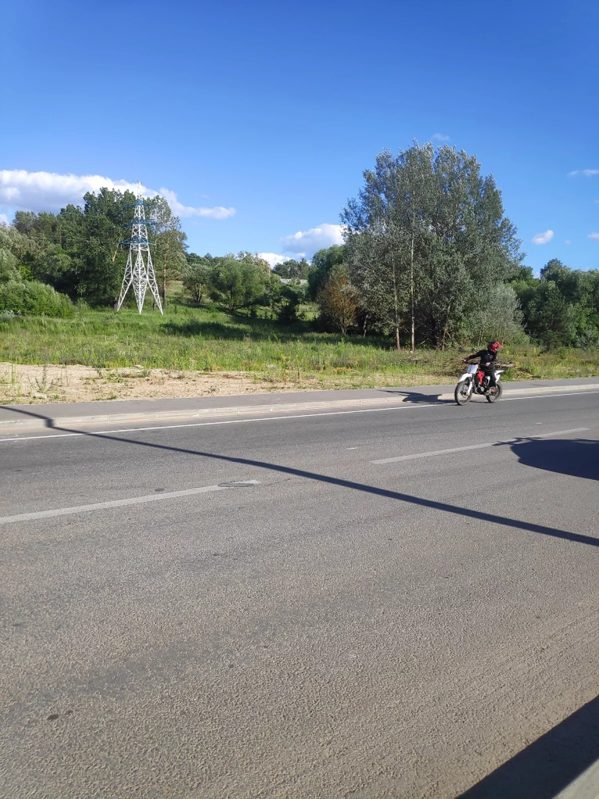 Отсутствующая разметка и мотоцикл без номеров