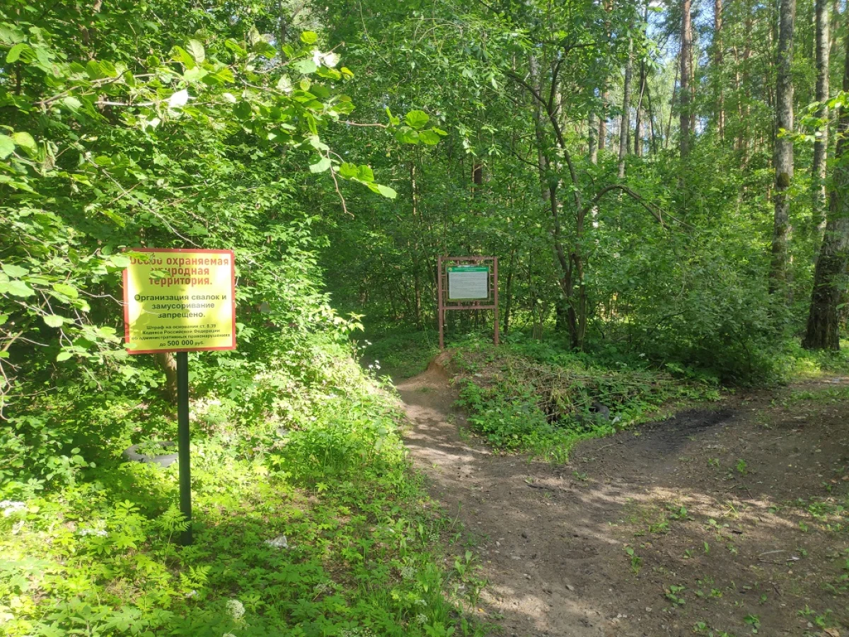 Грозное предупреждение на въезде со стороны дороги на Силикатный. За пять минут до фото на тропе разминулся с двумя мотоциклистами.