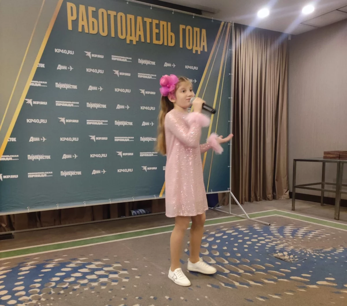 С песней выступает Лиза Кушнарь - вокалистка студии «Переменка» детского подросткового клуба «Импульс».