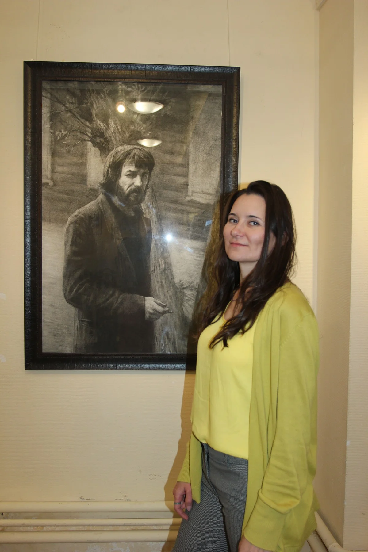 Елена возле подртрета отца.