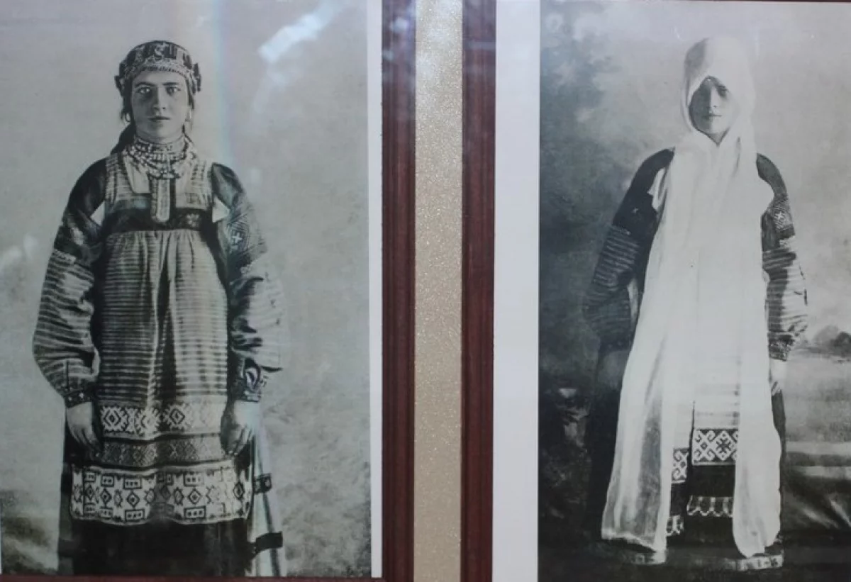 Справа- молодая гамаюнка в чехрах и языке. Слева – невеста-гамаюнка в дымке. Фото из книги Шереметевой «Крестьянская одежда калужской Гамаюнщины».