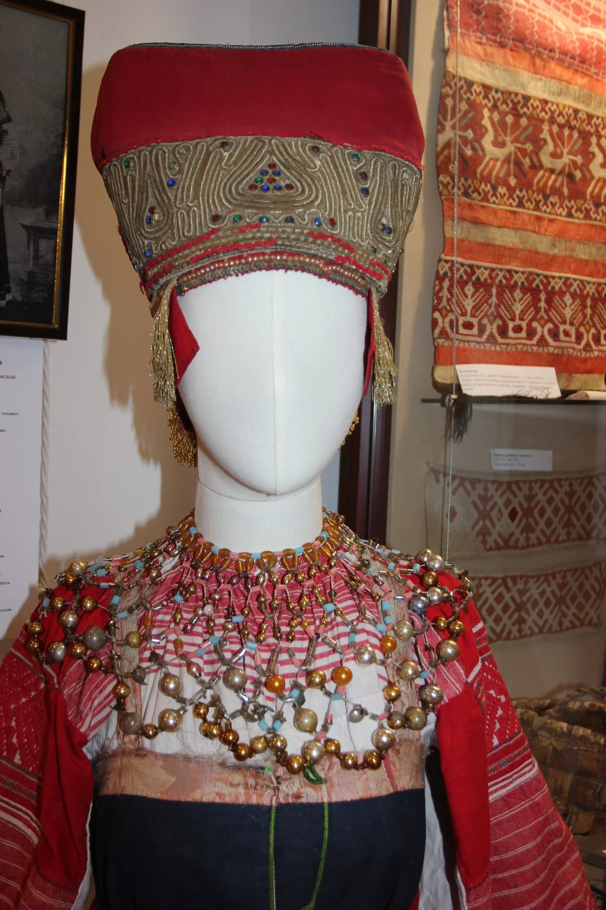 Женский наряд был сложным. Крестьянки украшали его, как могли. 