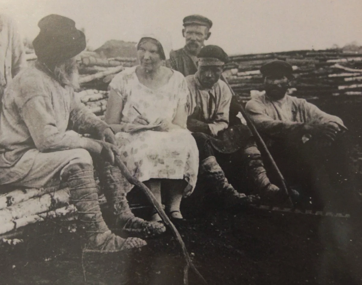 Мария Шереметева с кустарями, 1929 год.