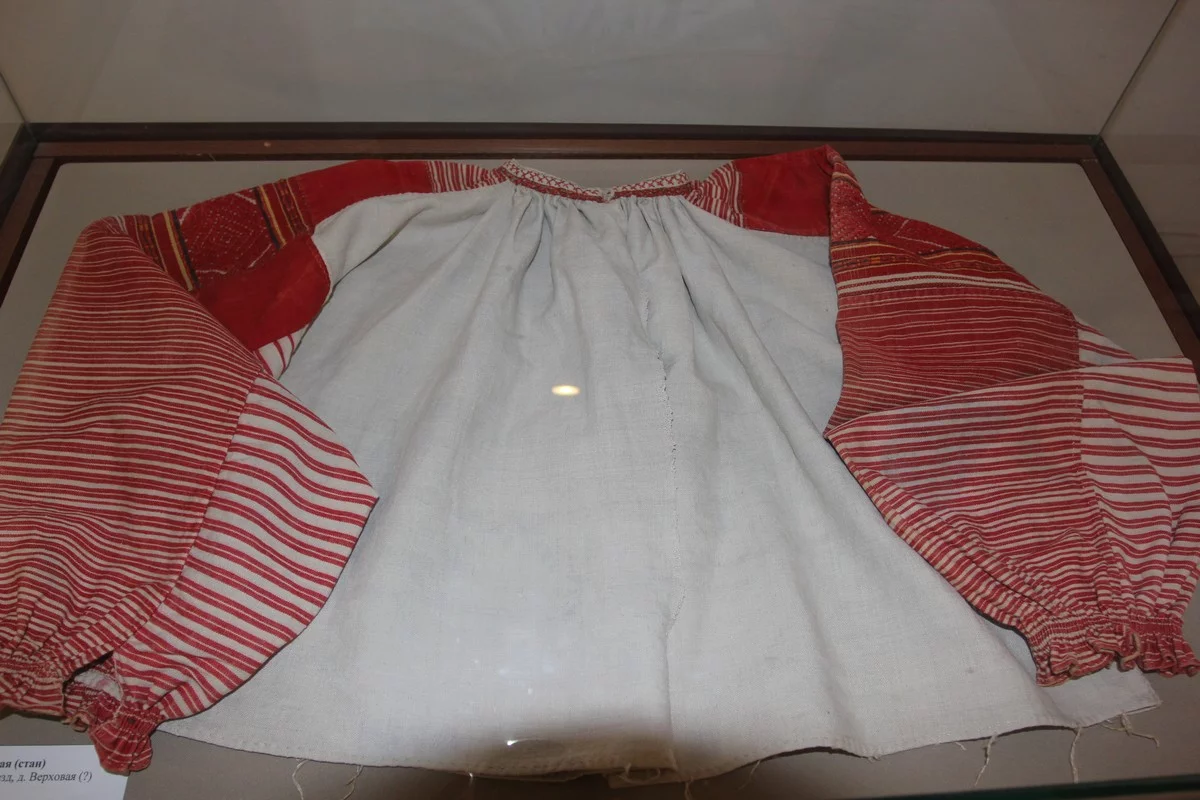 Женская рубаха, д. Верховая, ручная работа (холст, кумач, льняные нитки,  ткачество).  