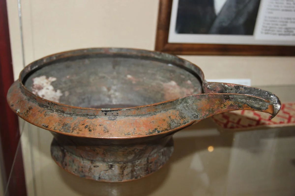 Ендова, ХVIII век. Посуда, используемая для подачи алкогольных напитков на праздничный стол во время пира и их разлива по чаркам или стаканам.