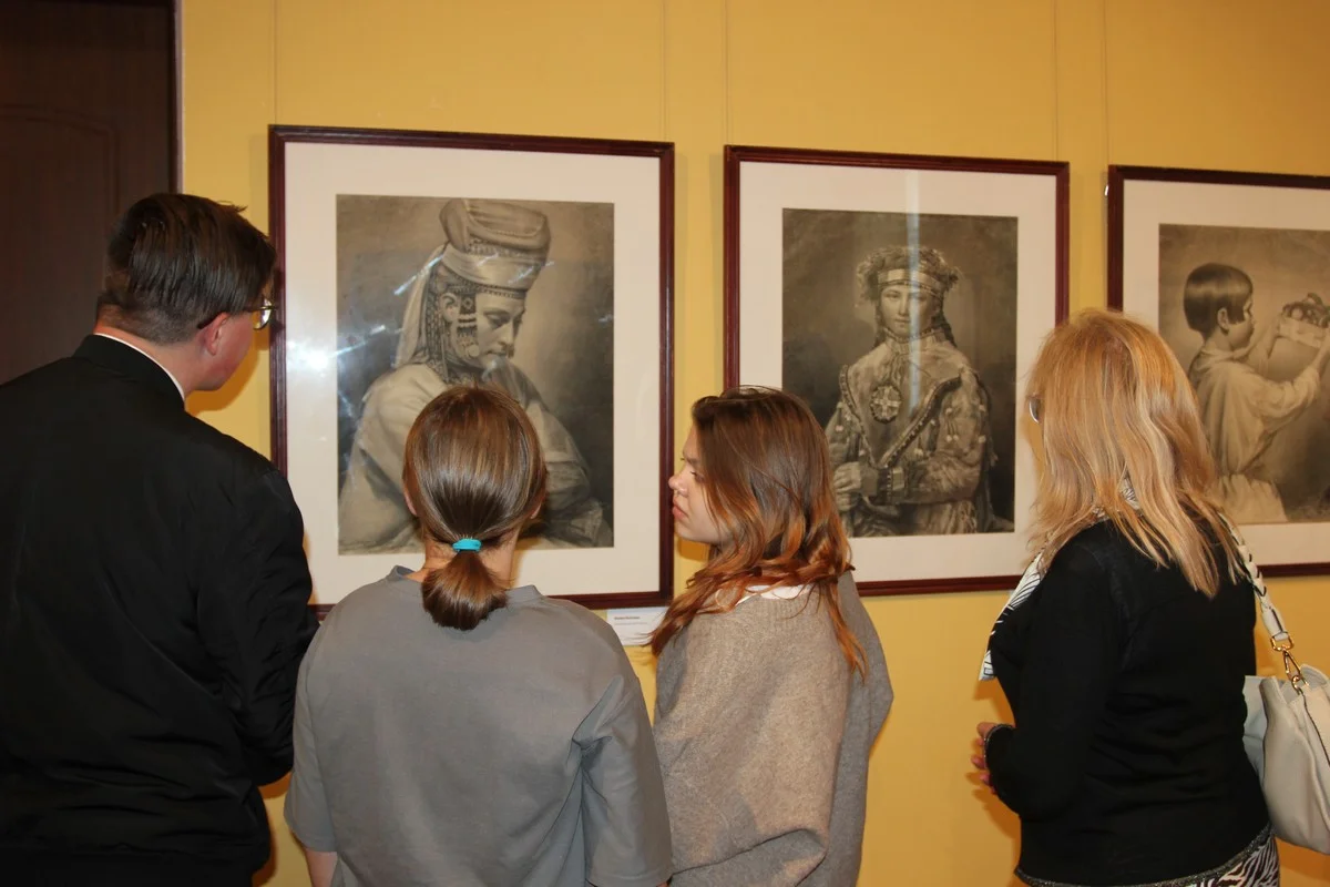 На открытие выставки было много молодёжи.