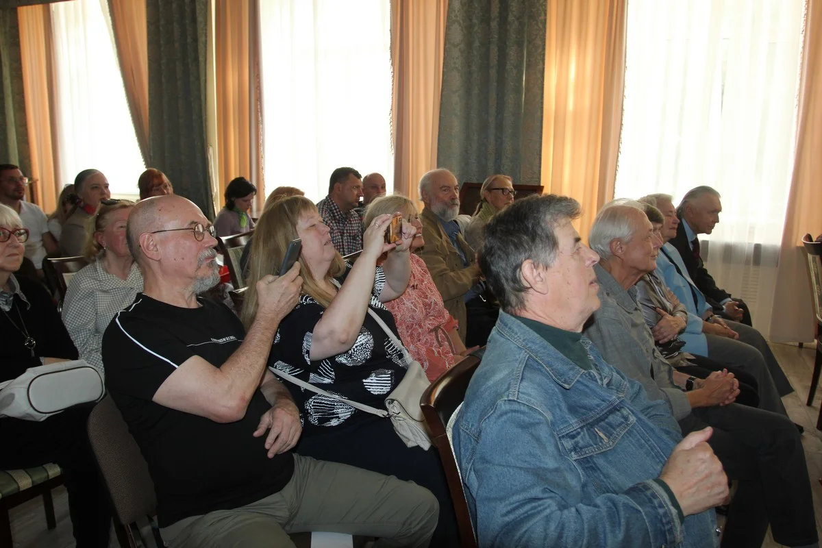 На юбилее зал был полон.