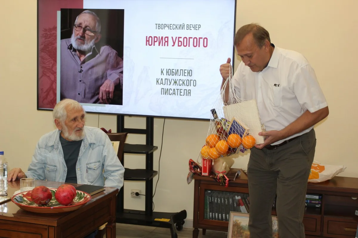 Валерий Калашников пришел с авоськой.