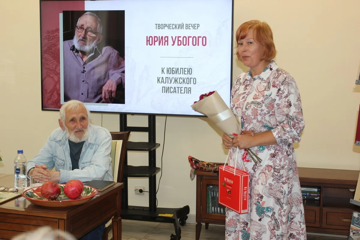 Поэт и бард Маргарита Бендрышева приготовила поздравление, цветы и конфеты. 