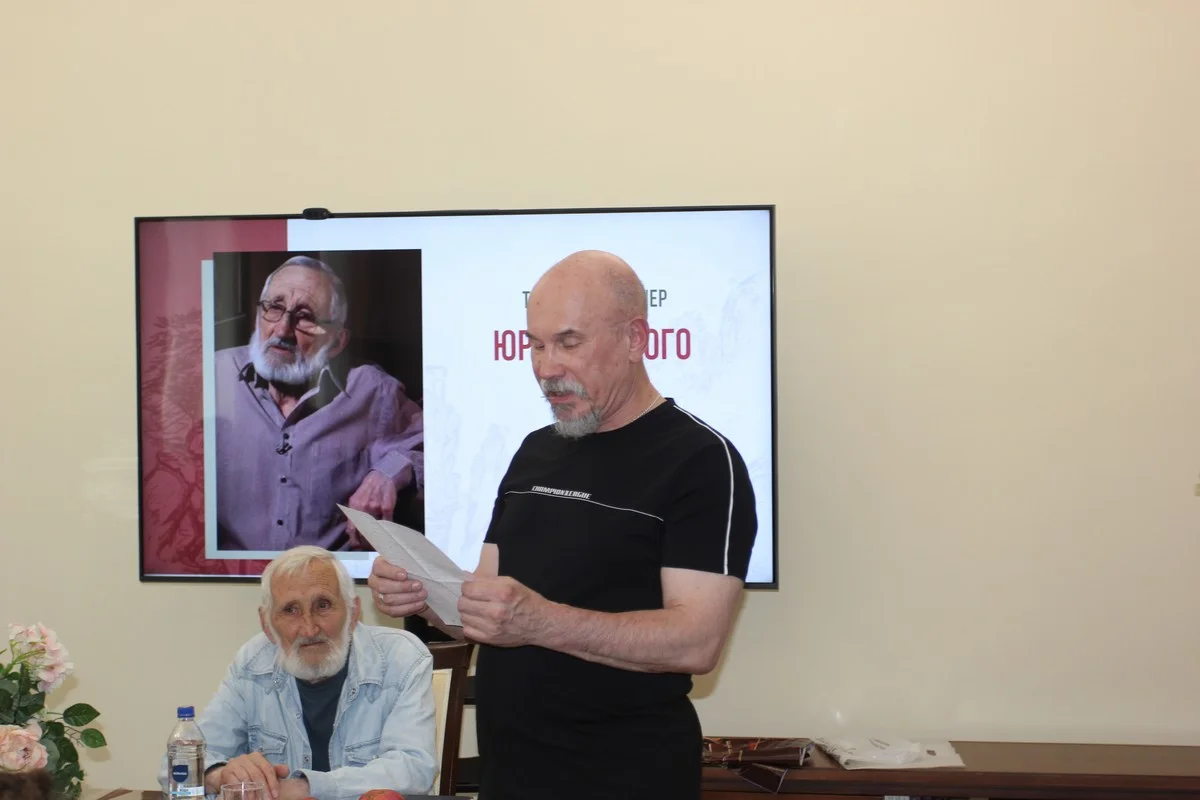 Художник и поэт Вячеслав Некрасов поздравлял писателя стихами.