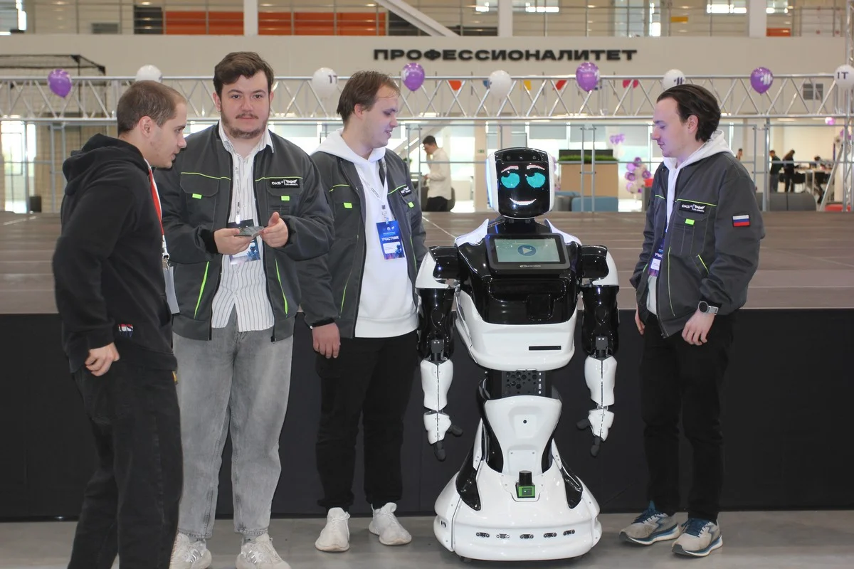 робот Юрий пользовался популярностью у  учатников турнира. все хотели с ним сфотографироваться.