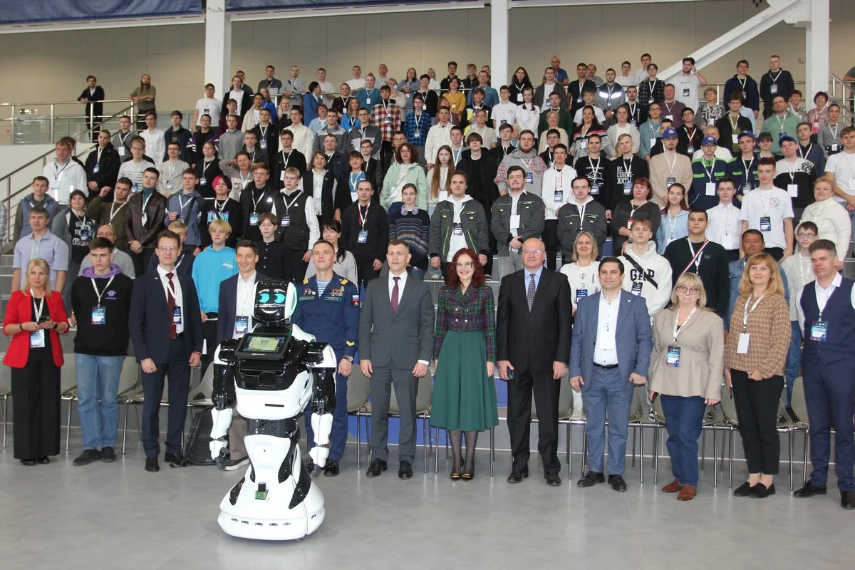 Робот Юрий дал начало старту турнира.