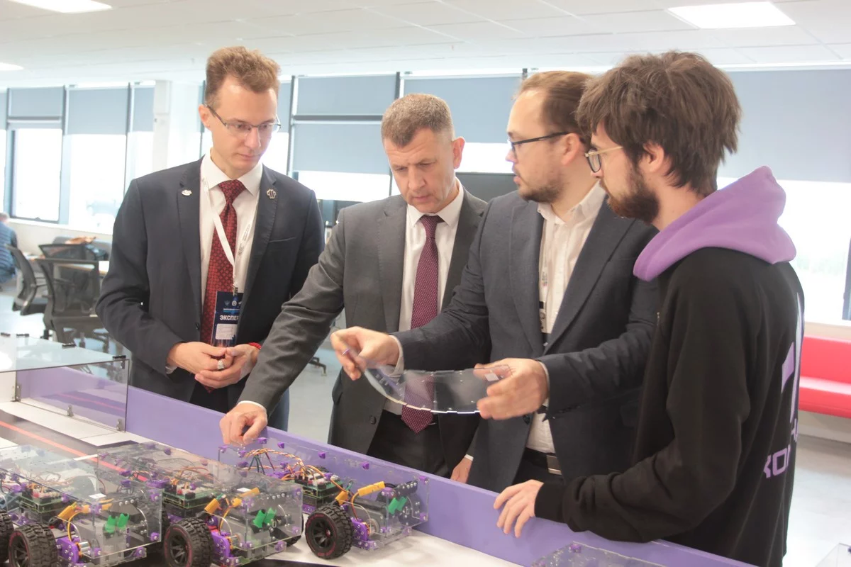 Специалисты рассказали Дмитрию Разумовскому, что работают с отечественными материалами.