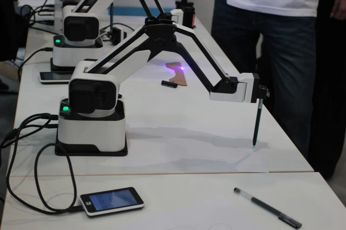 Каких роботов здесь только ни увидишь.