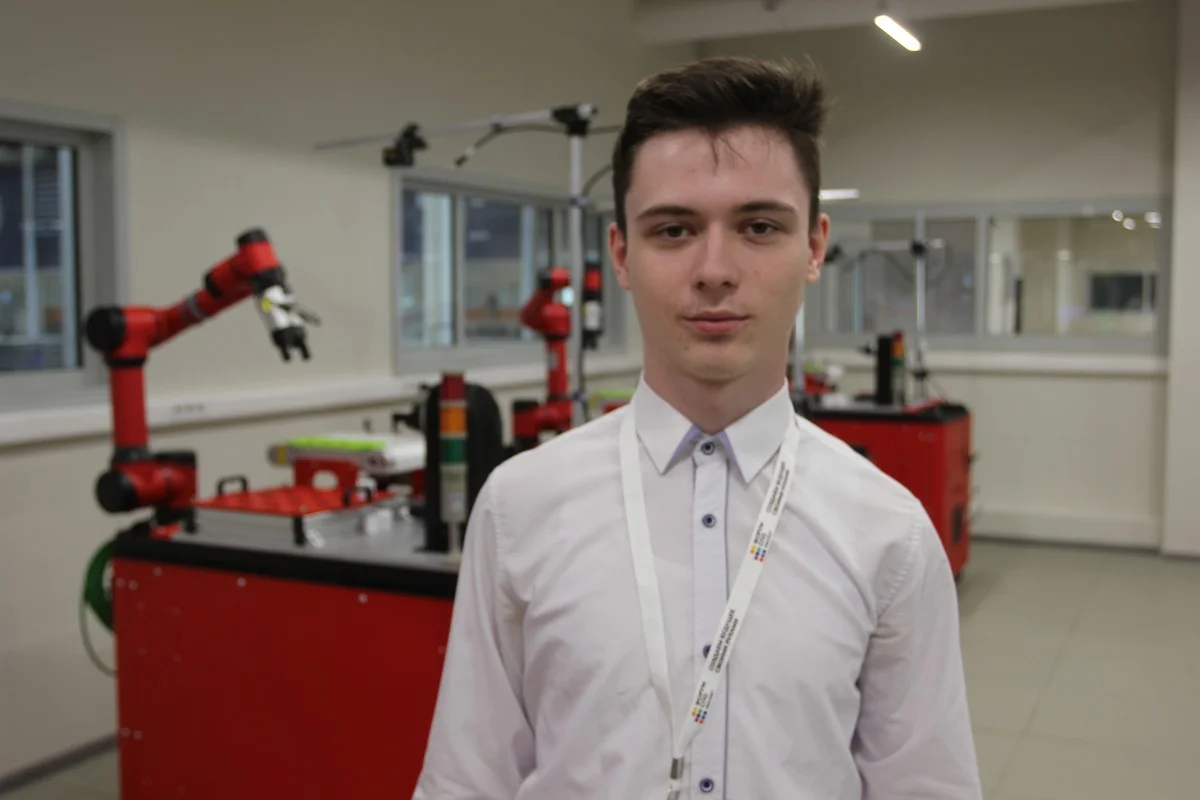 Макар Оверкович умеет оживлять механизмы.