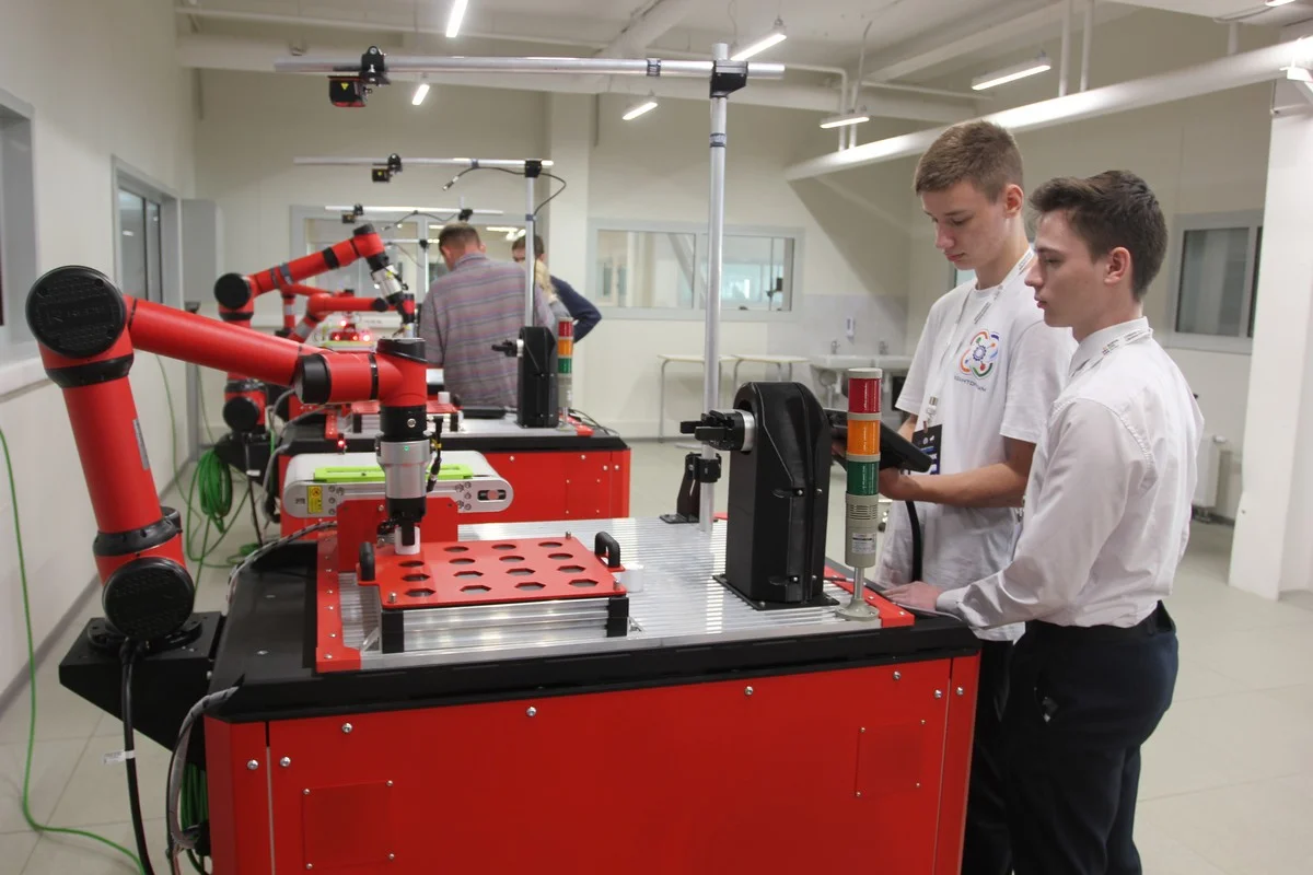 ребята учатся работать с более сложным оборудованием.