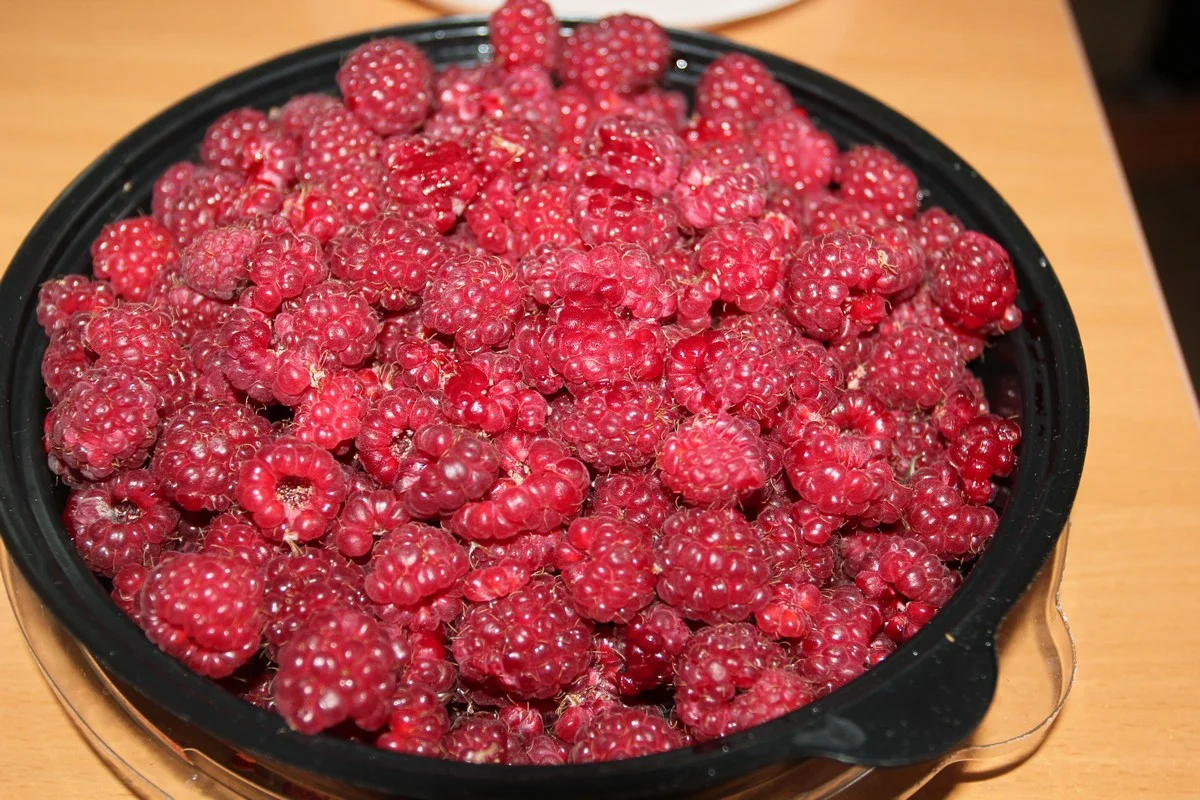 Малина выглядит очень аппетитно.