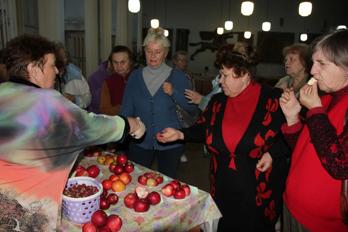 На дегустации можно было попробовать новые и старые сорта яблок. 