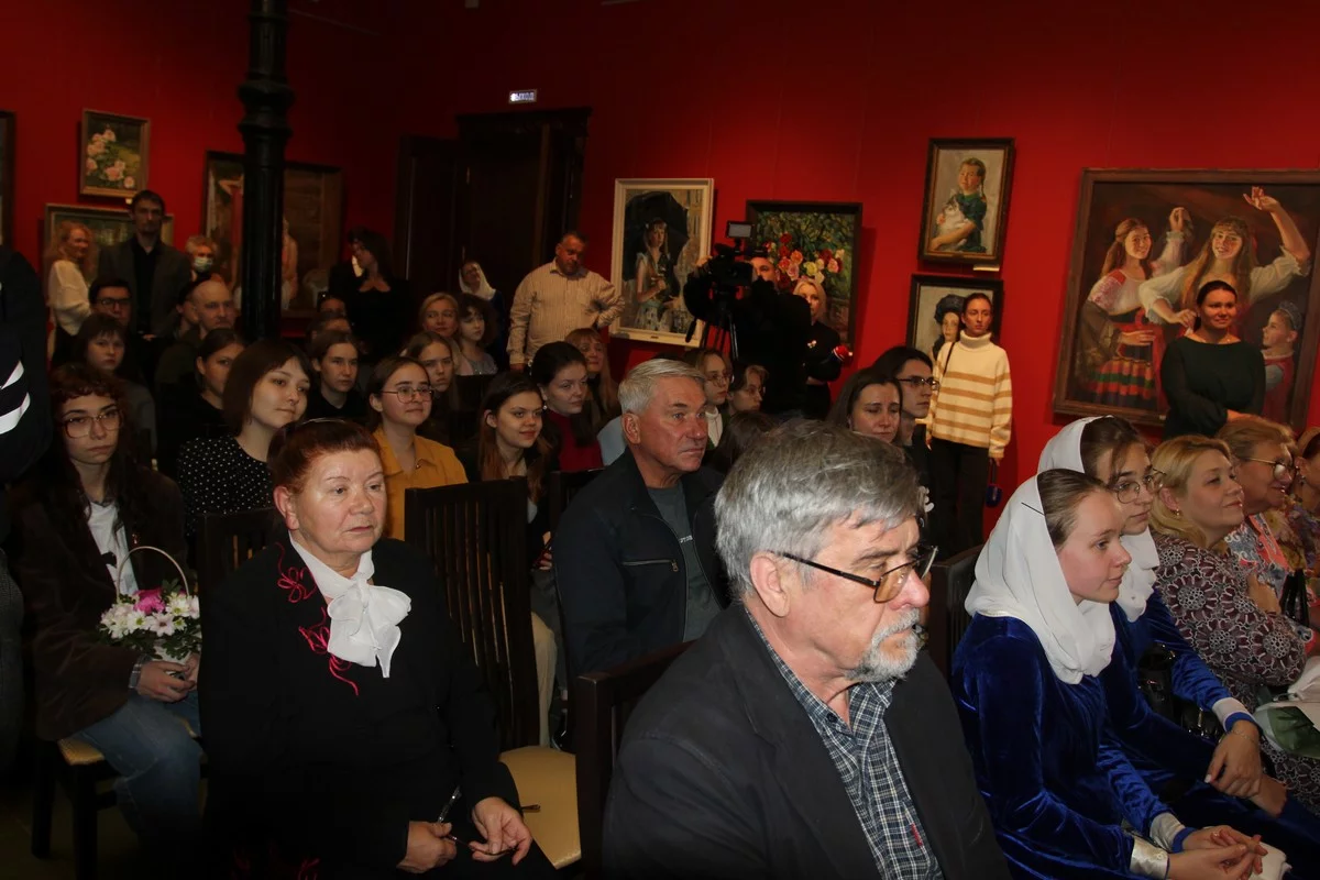 Поздравить художницу собрался полный зал.