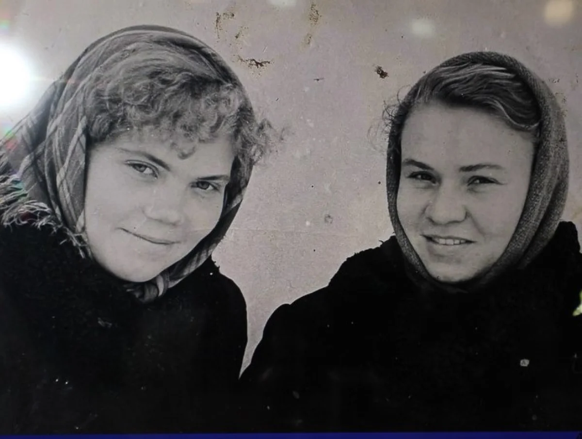 С подругой.