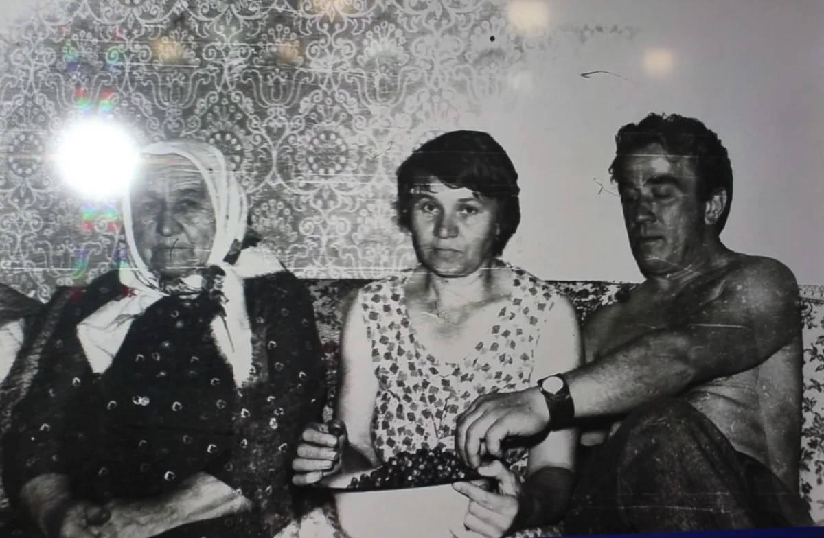 С мамой и мужем.