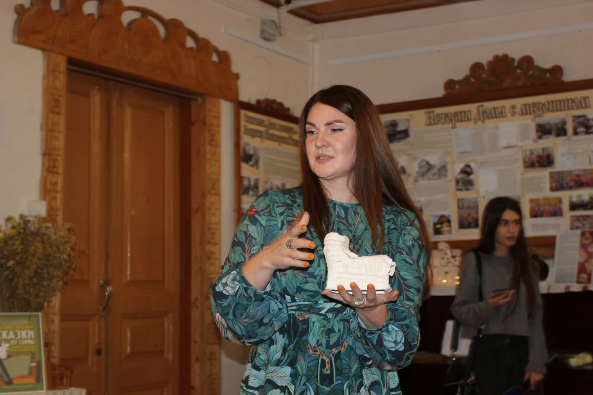 Печку слепили из глиняных колбасок.