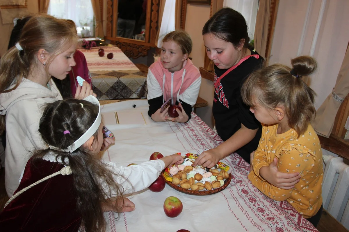 Для детей у мастериц нашлось угощение.