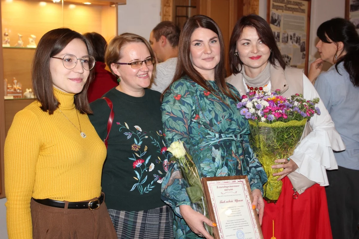 гости выставки фотографировались с мастерицами.