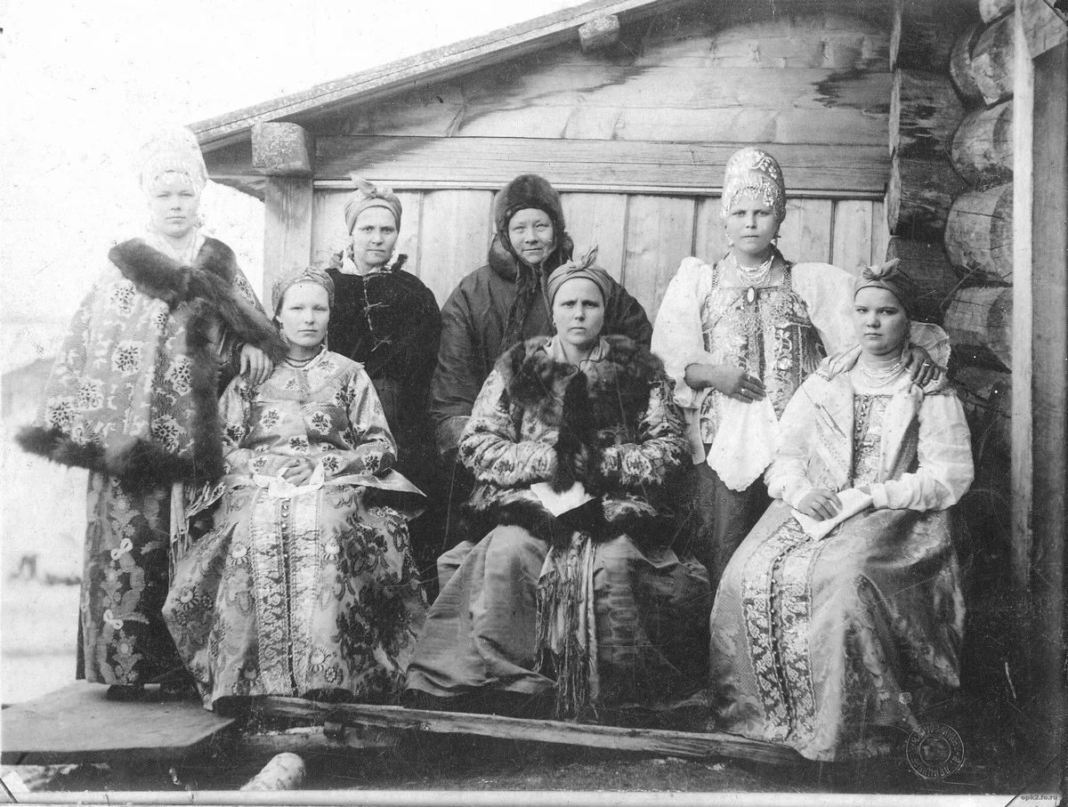 Жена Николая Реброва – Татьяна Румянцева (первая справа во втором ряду) воспитывалась у помещиков Ахлебинино. 