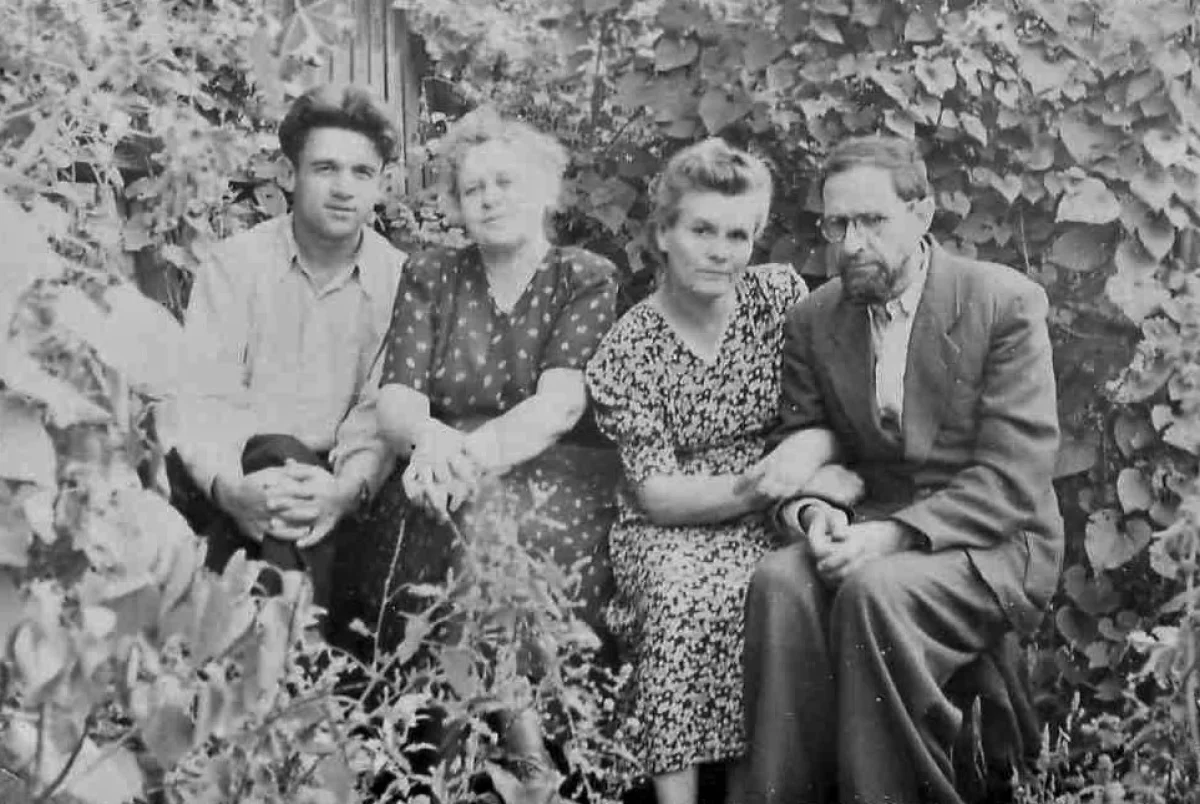 Анатолий Ребров с женой Верой (справа),а также его сестра Татьяна и сын Павел. 