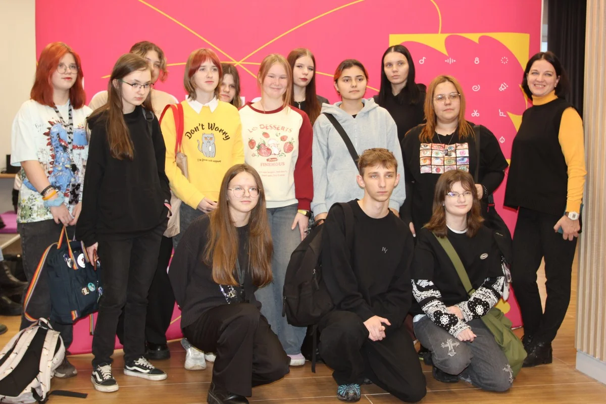 Перед началом конкурса студенты устроили фотосессию. 