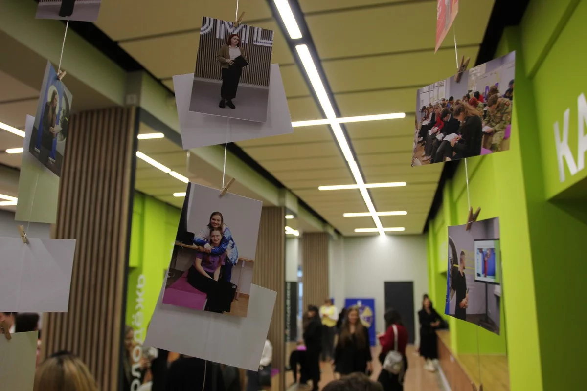  В фойе размещалась выставка фото.