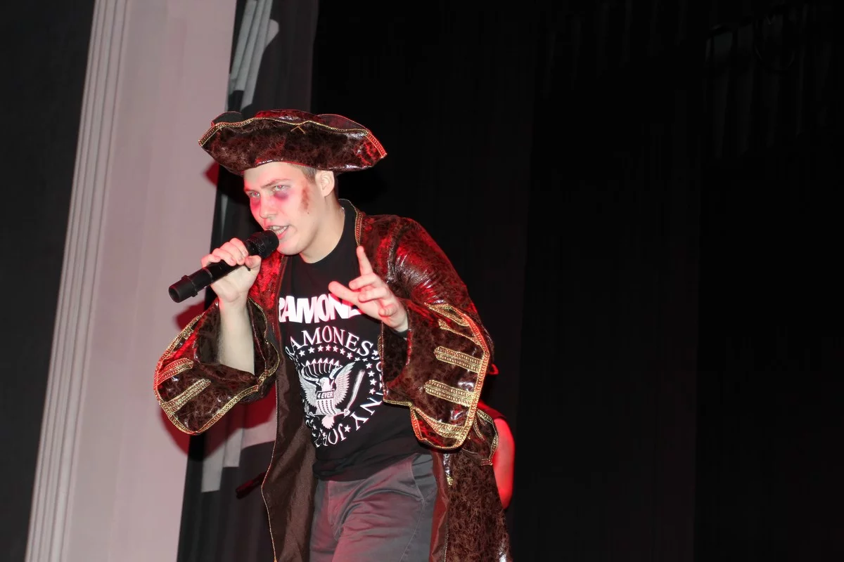 Артем Шаурин сразу зарядил всех эмоциями. 