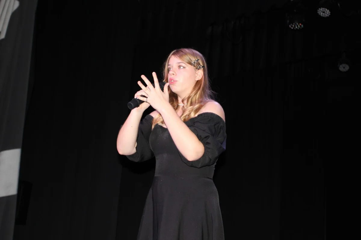 Ксения Мысник создала лирическое французское настроение, исполнив песню Барбары Прави «Вуаля».